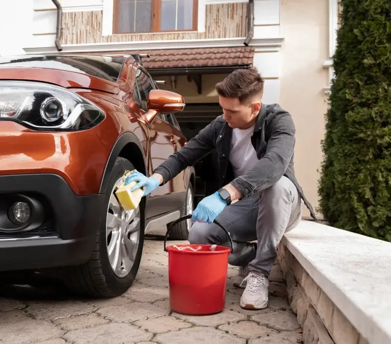 Lavage auto à domicile Maulévrier-Sainte-Gertrude : professionnel intervenant sur un véhicule